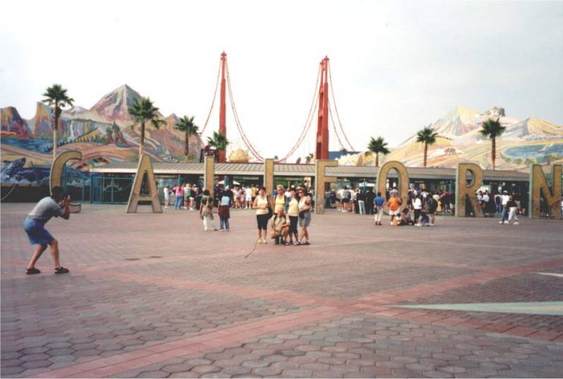 Disney: Vor dem Eingang
