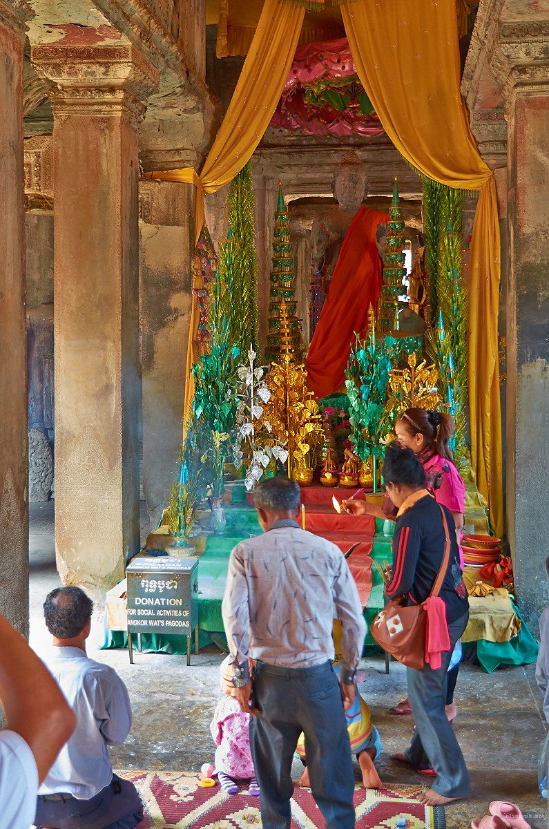 Prayer @ Angkor Wat