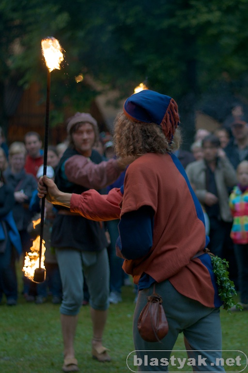 Feuerspiele im Lagerleben