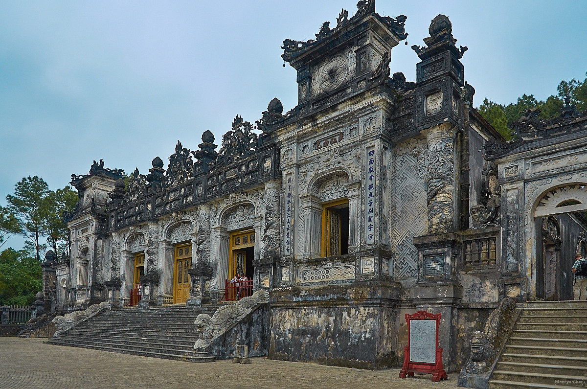 Khai Dinh building with a gold mosaic room